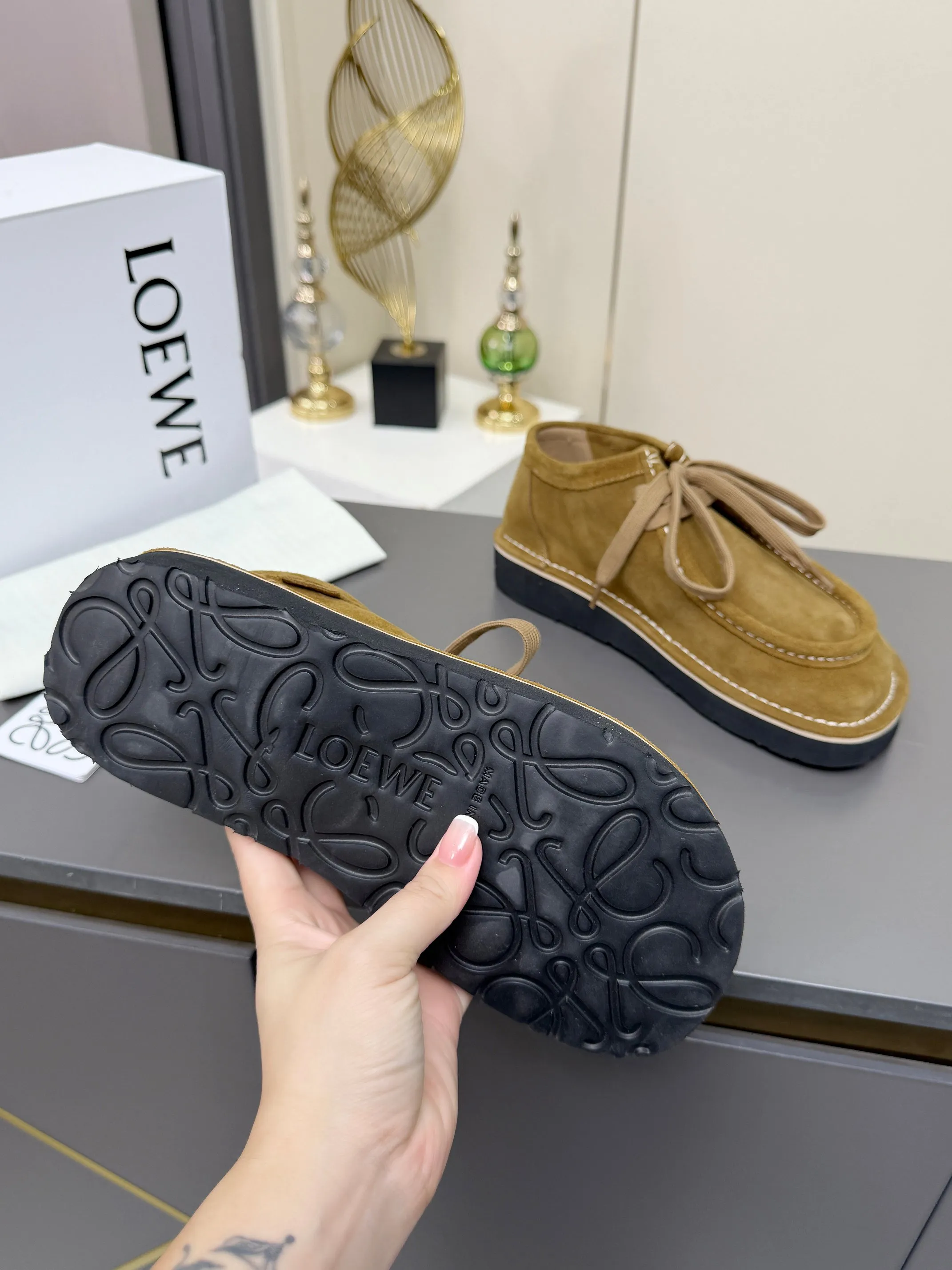 👟👟Ex-factory price 560👟👟 LOEWE·Loewe's latest kangaroo shoes, split cow leather, suede cow leather, thick-soled lace-up casual shoes, lace-up retro British style, from design to texture, allowing you to easily have a high-end luxury wearing experience. The upper is made of imported high-mercerized smooth cow suede. The delicate texture has a natural velvet-like sheen. Every inch exudes low-key sophistication. It is matched with the light-feeling EVA foam outsole. The 3-centimeter heel height is just right. It not only quietly elongates the body shape, but also brings the comfort of walking on the ground! The original version was purchased and developed, and the details are well handled. It is worth owning. It has a unique fashionable and trend-leading style. It is highly recommended to stock up. The shoe style is great, the leather is soft and comfortable, very comfortable on the feet and easy to match. ✦Fabric: imported high mercerized cowhide ✦Lining: no lining ✦Outsole: original EVA foam outsole ✦Number of sizes: women's size: 35#-40# (TT)
